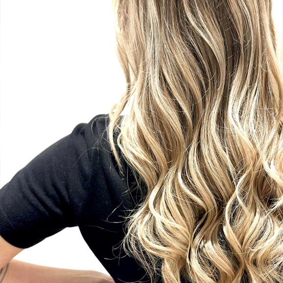 Natürlich blonde Strähnen in langem Haar